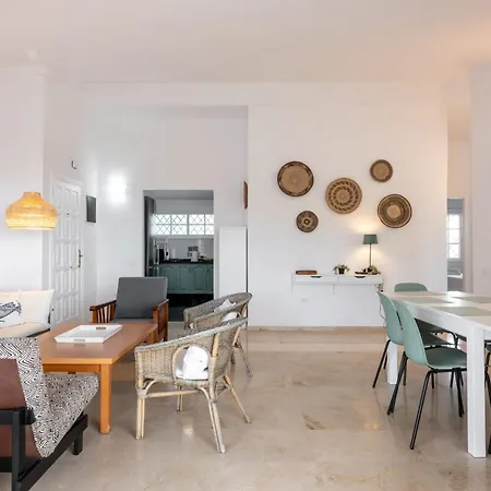 Dom wakacyjny Calala House With Huge Terrace